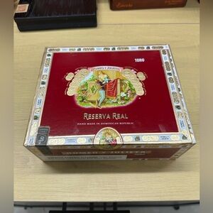 Romeo y Juleta Reserva Real Wooden Paper Decorative Lift Top Cigar Box